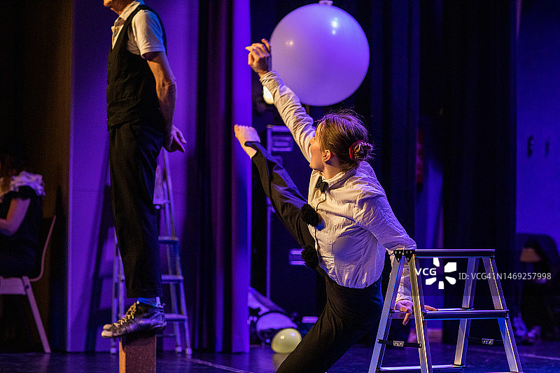 舞台上表演的演员小团体图片素材