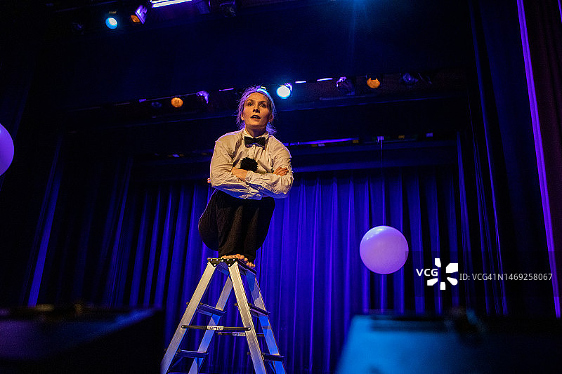 年轻女演员在舞台上表演图片素材