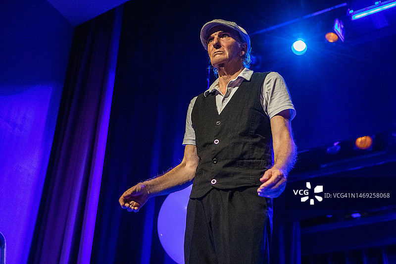 舞台上表演的一小群演员图片素材