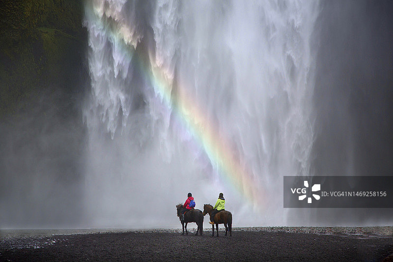 两名女子骑在马背上图片素材