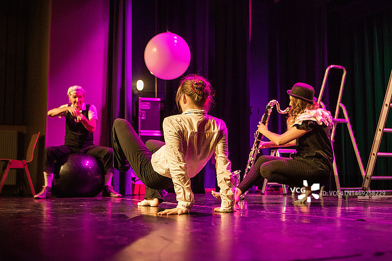 舞台上表演的演员小团体图片素材