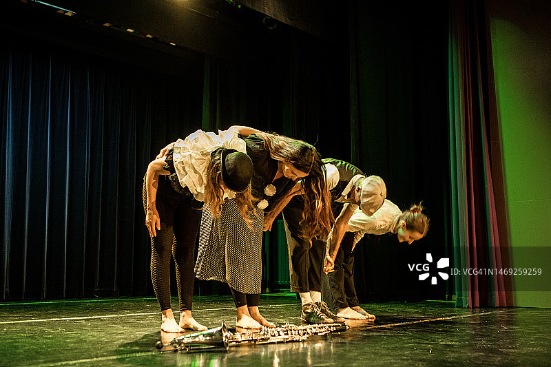 舞台上四位演员接受掌声图片素材