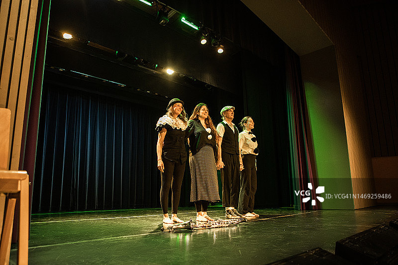 舞台上四位演员接受掌声图片素材