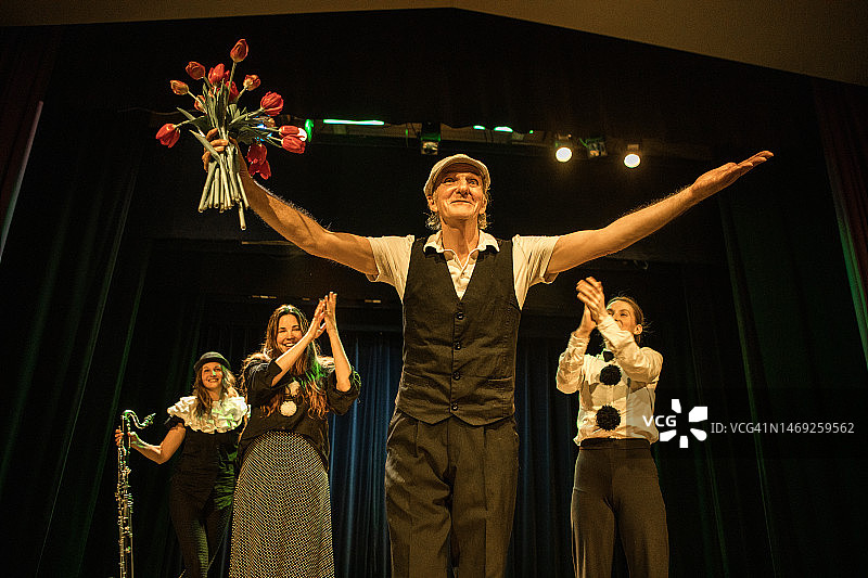 舞台上四位演员接受掌声图片素材