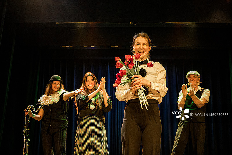 舞台上四位演员接受掌声图片素材