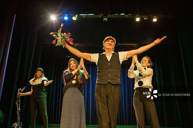 舞台上四位演员接受掌声图片素材