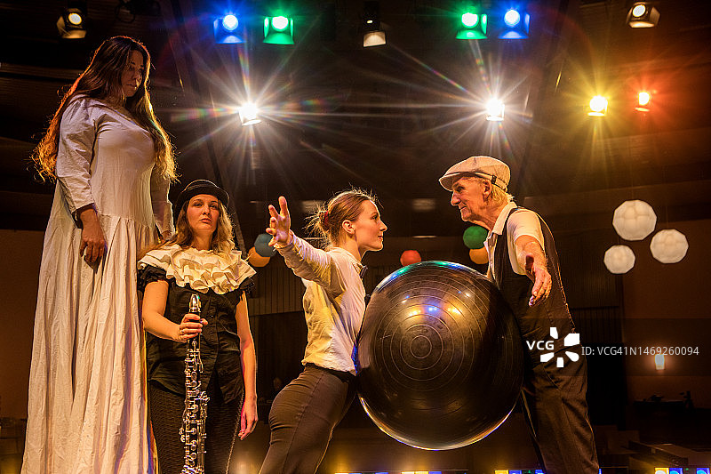 舞台上的四名演员图片素材