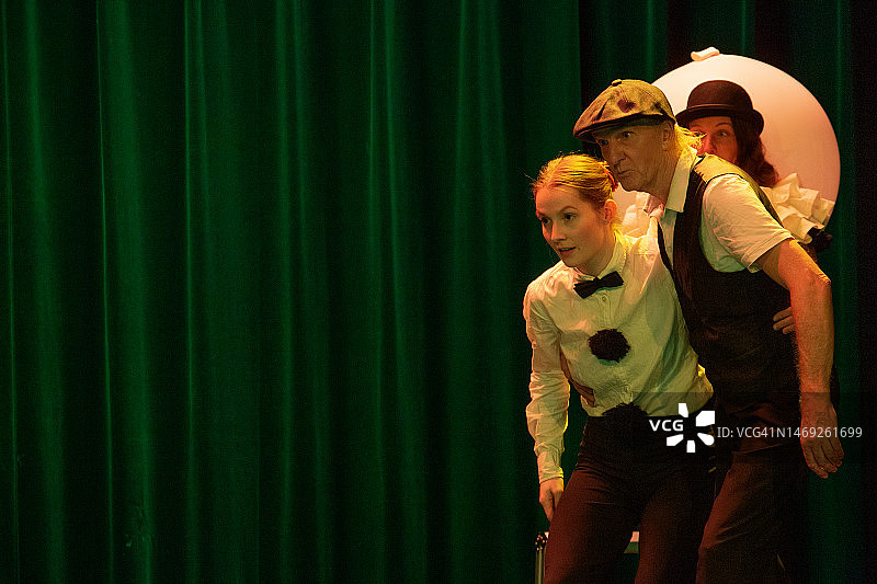 在舞台上表演的两名演员图片素材