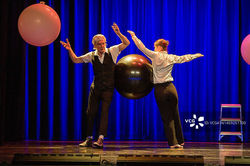 在舞台上表演的两名演员图片素材