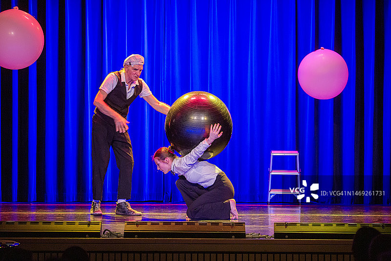在舞台上表演的两名演员图片素材