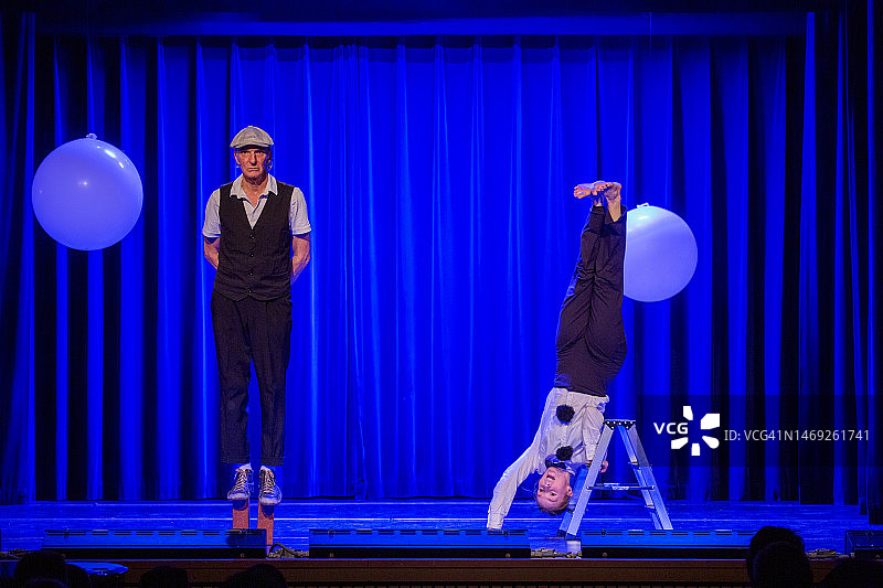 在舞台上表演的两名演员图片素材