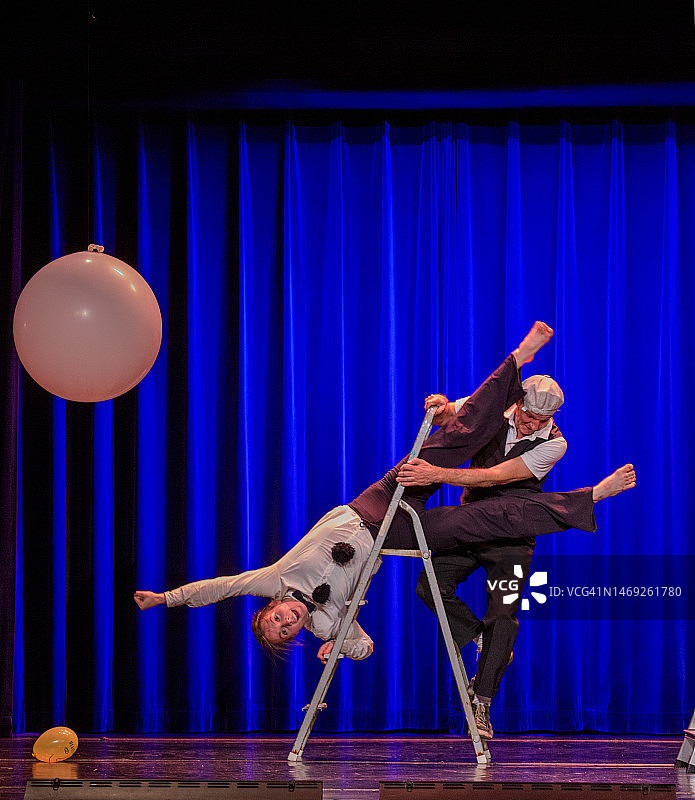 在舞台上表演的两名演员图片素材