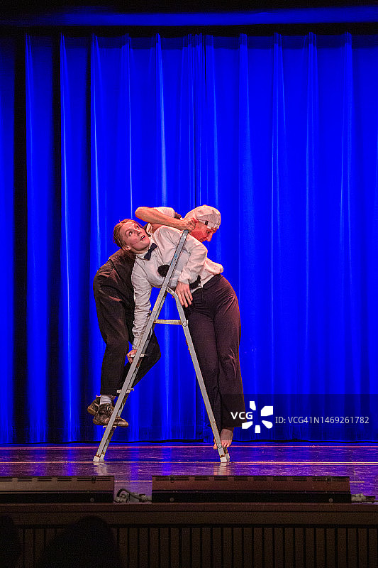 在舞台上表演的两名演员图片素材