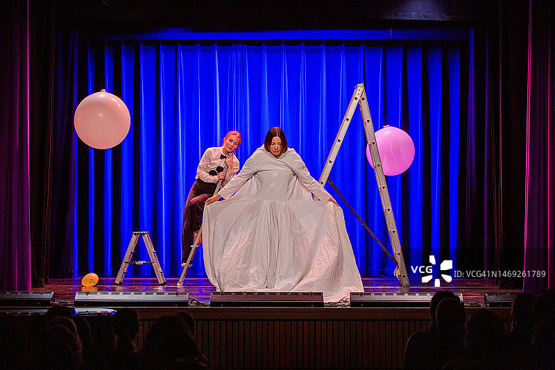 在舞台上表演的两名演员图片素材