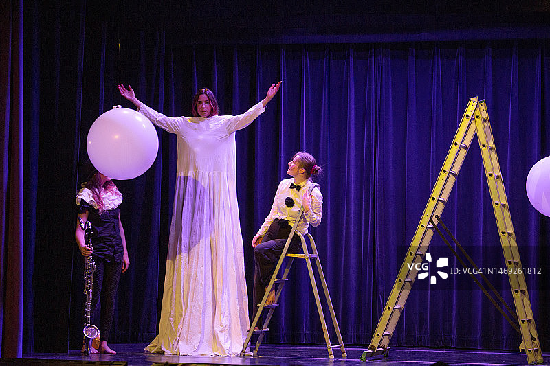 舞台上表演的演员小团体图片素材