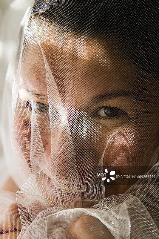 穿着白色薄纱的新娘肖像图片素材