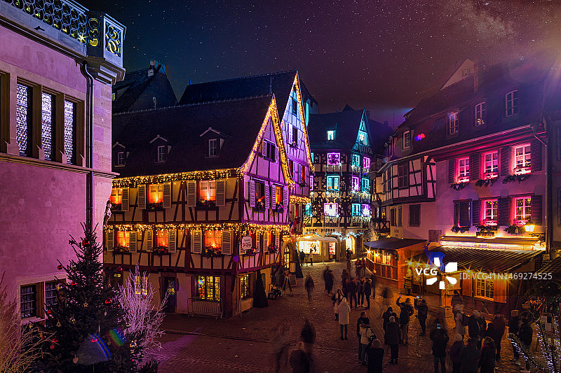 圣诞节日的阿尔萨斯科尔马小镇，新年街道房屋灯光装饰图片素材