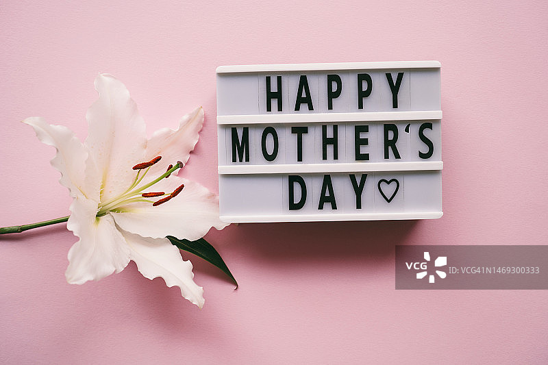 母亲节快乐贺卡，粉色背景，复活节百合花和灯箱图片素材