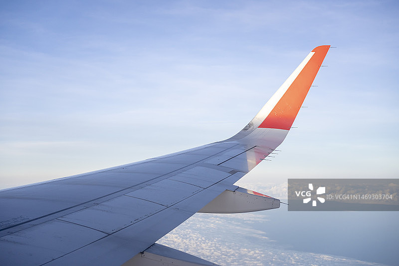 从飞机舷窗向外看图片素材