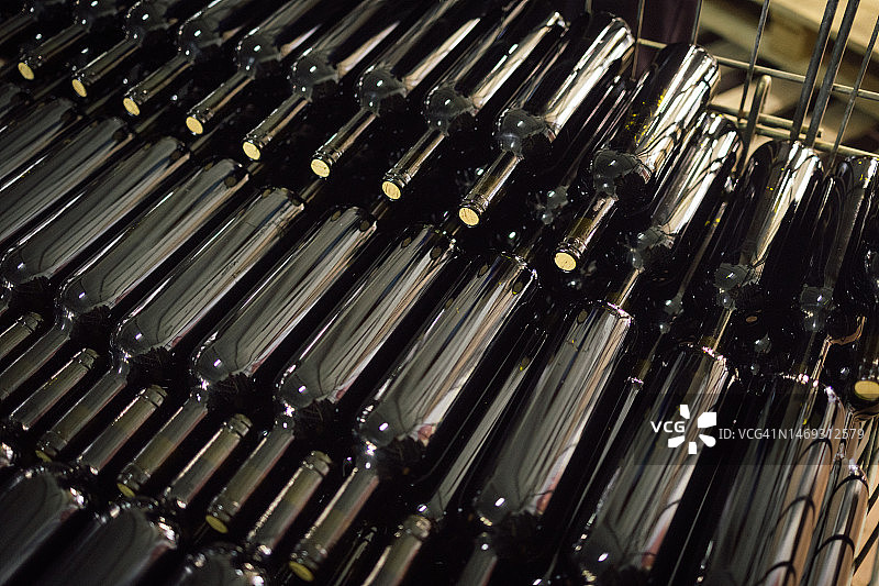 葡萄酒厂的葡萄酒装瓶图片素材