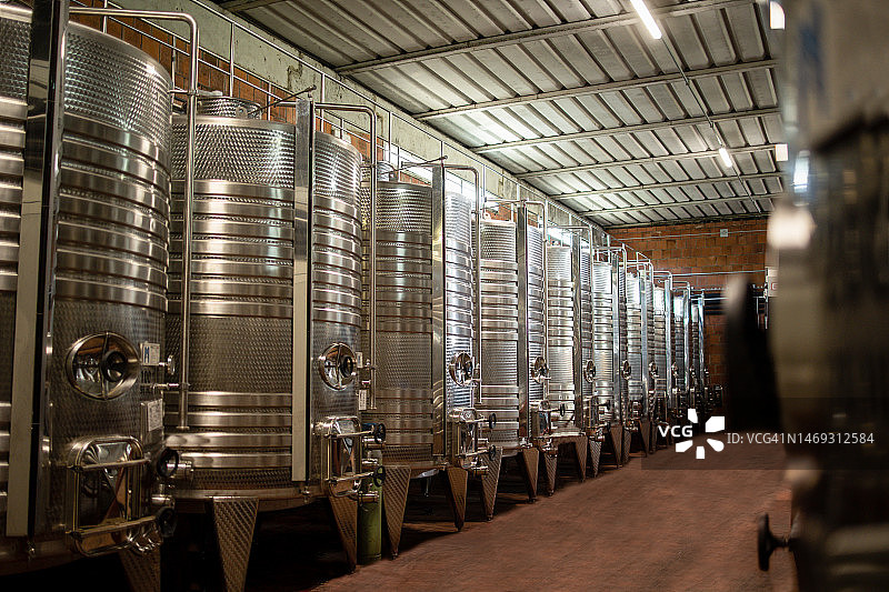酒厂酒窖的钢制酒桶图片素材