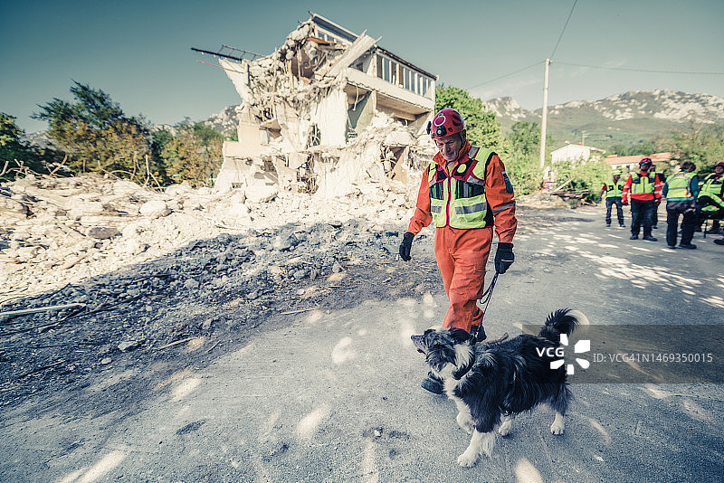 救援人员在建筑物废墟中搜寻图片素材