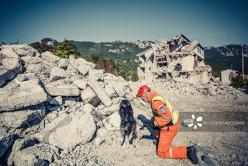 救援人员在建筑物废墟中搜寻图片素材