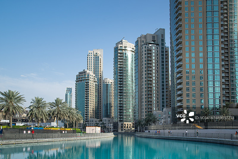 日落时分的海上迪拜码头天际线图片素材