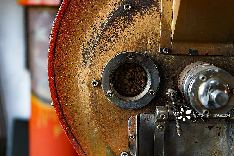 烘焙咖啡豆时的咖啡烘焙机特写图片素材