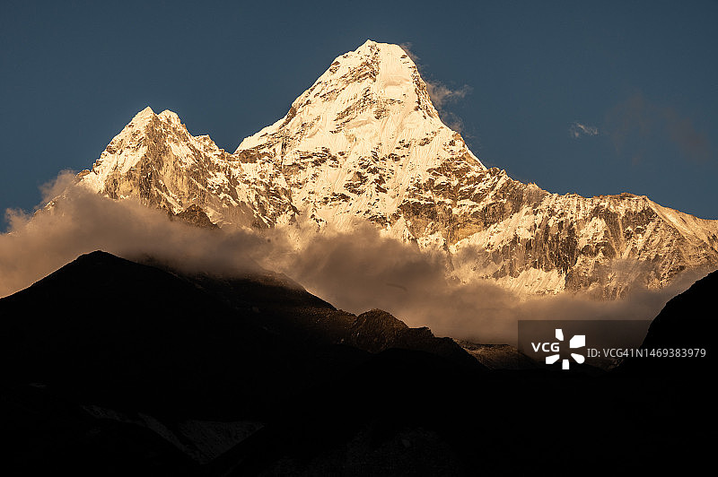 尼泊尔彭波切村日落时分壮观的阿玛达布拉姆山景色图片素材