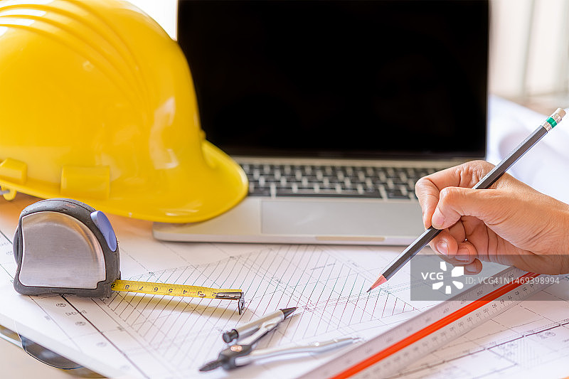 在工作场所使用工程工具的建筑师图片素材