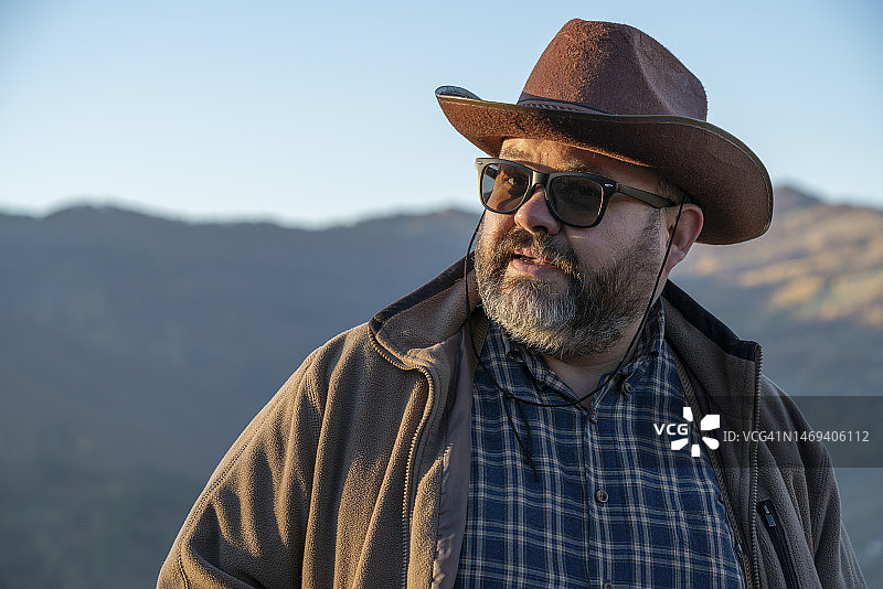 戴帽子的胡须男人的肖像图片素材