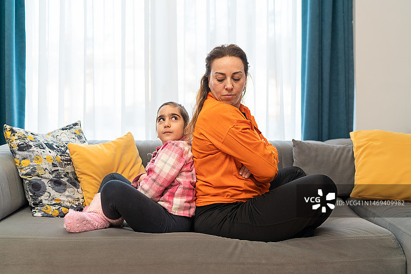 争吵后不说话的母女图片素材