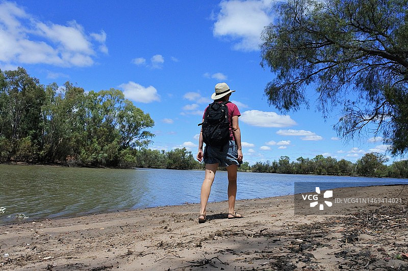 在金奇拉堰远足的澳大利亚女人图片素材
