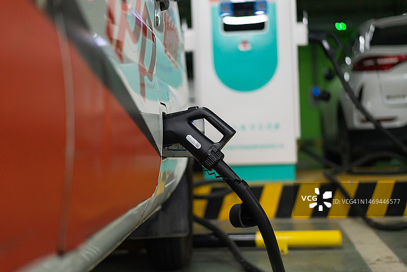 电动汽车充电特写图片素材