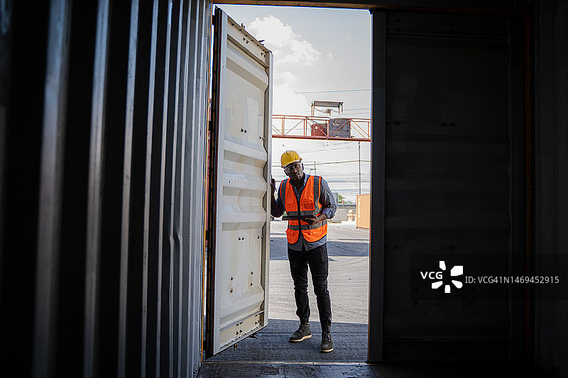 主管在集装箱堆场检查集装箱数据图片素材