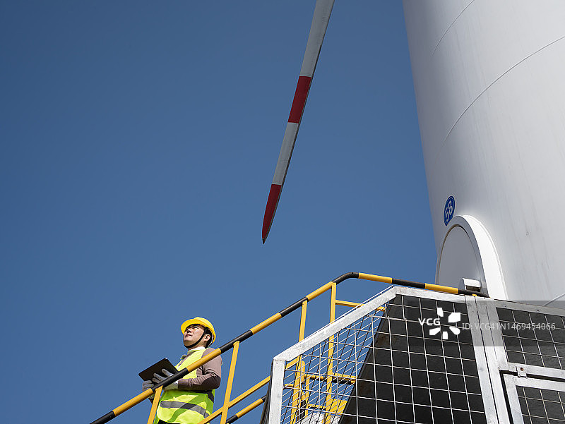 工程师检查风力发电站图片素材