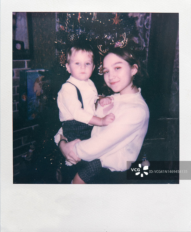 圣诞节在家中圣诞树旁的孩子们的即时照片图片素材