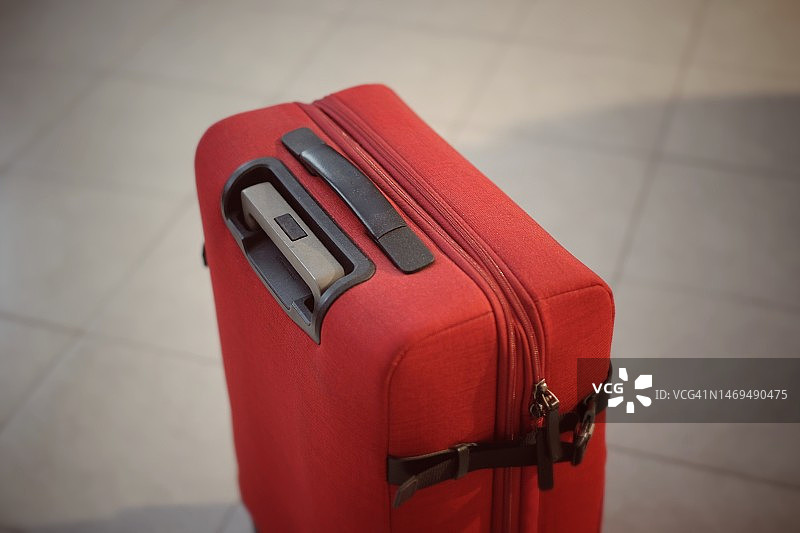 无人的红色行李箱图片素材