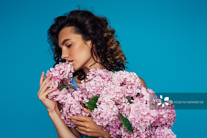 手捧鲜花的漂亮女性图片素材