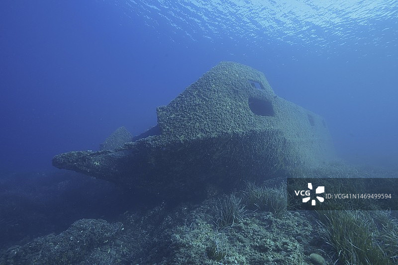 耶尔附近地中海的锡门蒂埃沉船，法国蓝色海岸吉恩斯半岛潜水点图片素材