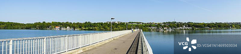 德国北莱茵-威斯特法伦州默讷湖上的柯尔贝克桥人行桥图片素材