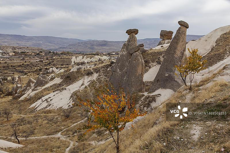 格雷梅国家公园三姐妹仙女烟囱，于尔居普山谷石柱群，卡帕多西亚，土耳其图片素材