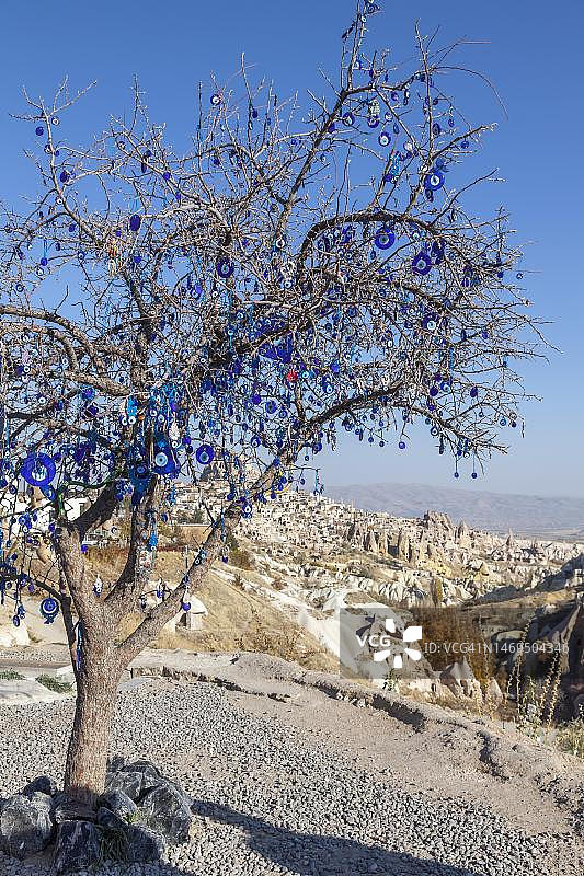 土耳其中部安纳托利亚卡帕多细亚的带Nazar护身符的树图片素材