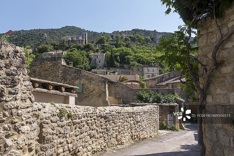 法国普罗旺斯奥佩德勒维尤中世纪村庄的小巷图片素材