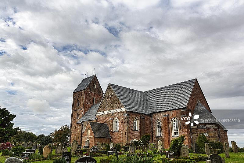 德国石勒苏益格-荷尔斯泰因州弗尔岛尼布卢姆圣约翰尼斯砖砌教堂墓地图片素材