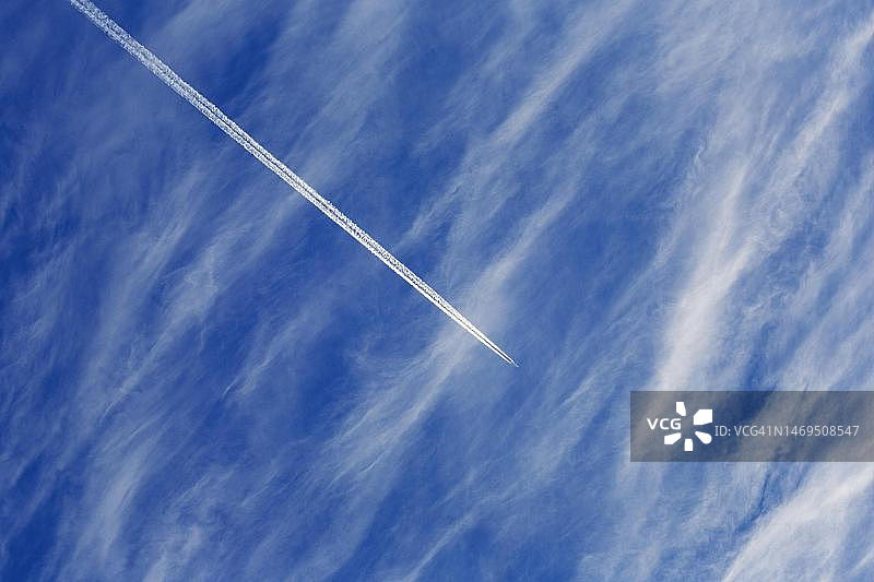 德国下萨克森州的蓝天飞机与飞机尾迹图片素材