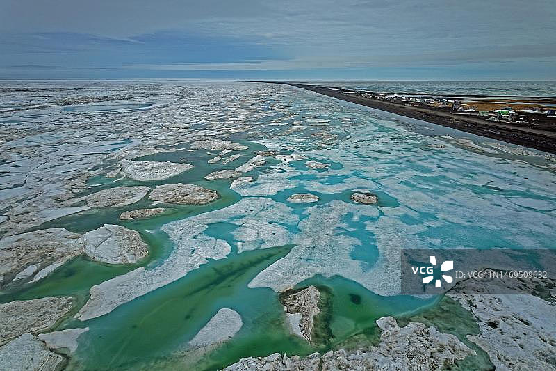 无人机拍摄：冰冷的海岸，冰层破裂，巴罗，海峡至巴罗角，北冰洋，楚科奇海，北极，阿拉斯加北部，美国图片素材