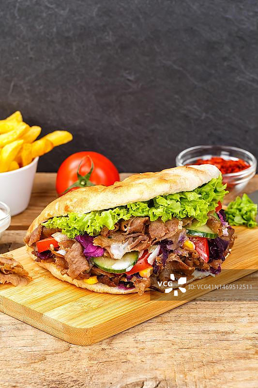 德国斯图加特的土耳其烤肉快餐，配薯条图片素材