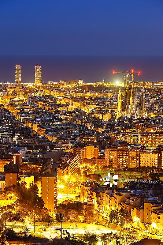 西班牙巴塞罗那圣家堂城市天际线概览图片素材